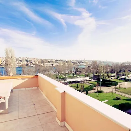 Villa Building/5floors/ Garden In Balat