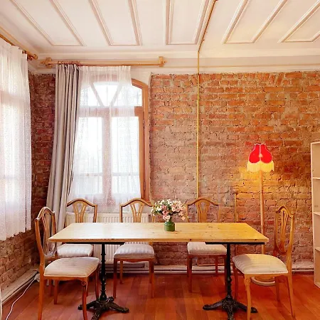 Villa Building/5floors/ Garden In Balat