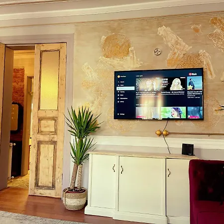 Building/5floors/ Garden In Balat *